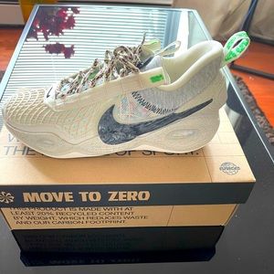 nike cosmic unity size 7 men/8.5women